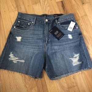 NWT 5” relaxed denim short - size 28 The Gap